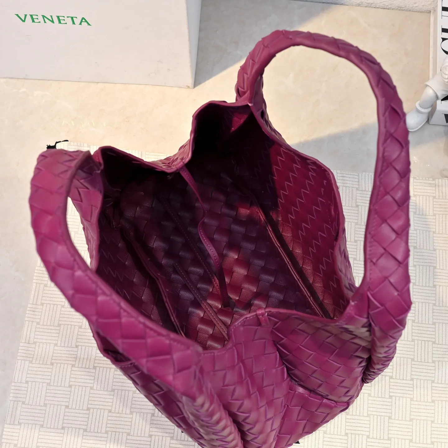 Batch 2160 new products are coming! BOTTEGA VENETA Bottega Veneta's 2025 new Campana shoulder bag is on the market~ First of all, I would like to praise the weight of this bag. As a not too small bag, it is very light for daily use. For people like me who need to carry a lot of belongings when going out, this advantage is great, and it greatly reduces the burden of traveling. 🛍️The shape is a bit like a combination of parachute and jodie. The blunt triangle shape is cute and honest. Carrying it on your back when going shopping is a good mood accelerator. The handles and body of the bag are both classic weaves. A tie is added to the original open design. If it is not tied up, the bag will look like a small vegetable basket when carried. Style number: 4249 Size: 33*20*16.5cm